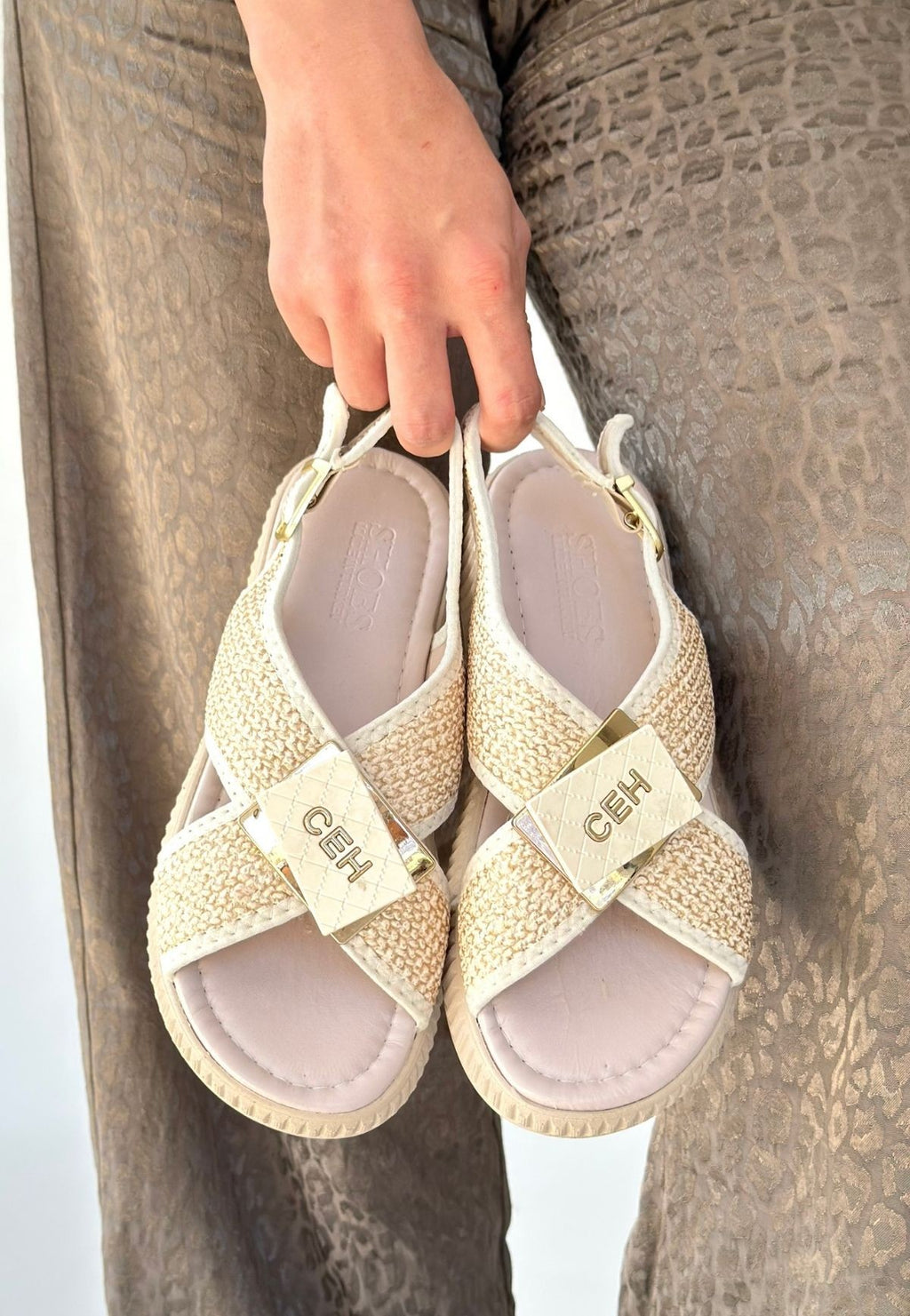 Cate Bej Hasır Cilt Sandalet — Bej [stokoz:Nmwyy3gOMGVdwbLFVf1e%3ABej%3A0%3A1whn46g]
